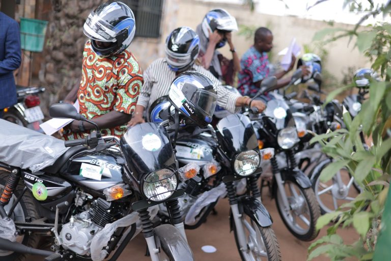 Équipement des agents du PRIMA Togo : La CTOP dote les équipes de terrain de motos et d&rsquo;ordinateurs
